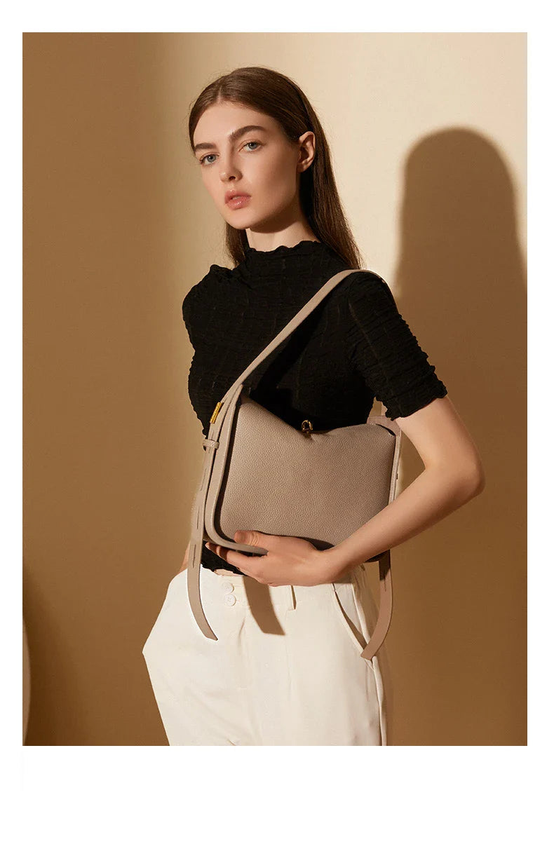 Classic Crossbody Elanora