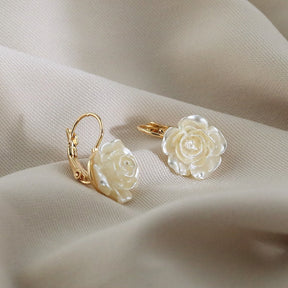 Boucle D'oreille Dorée Fleur Blanche