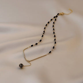 Collier Doré Avec Pendentif En Cristal